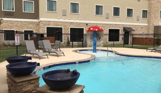 Free Breakfast Buffet. Pool & Shared BBQ Area. Great Location!