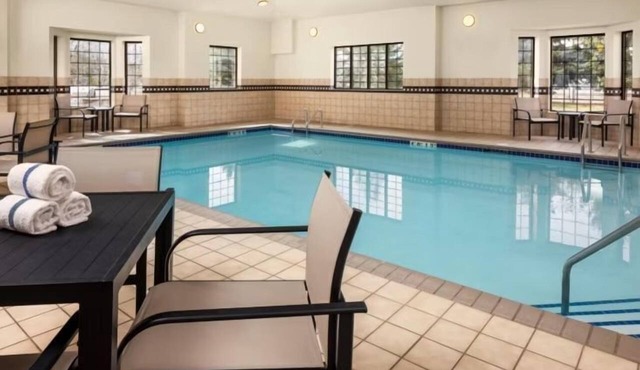 Free Breakfast. Pool & Hot Tub. Relaxing Retreat!