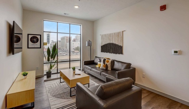 Frontdesk | 1 BR Apt by Schwartzkopf Park