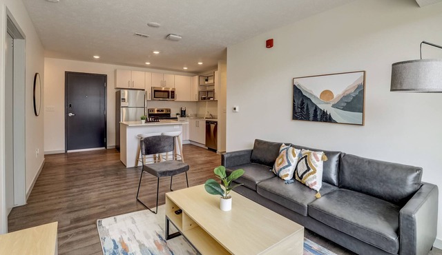 Frontdesk | 2 BR Apt by Nebraska State Capitol