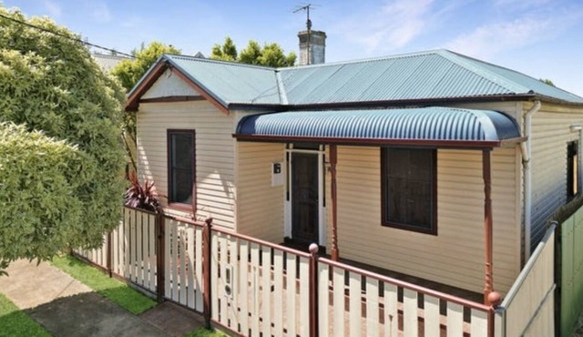 Fully Renovated Home, Walking Distance to Town Centre