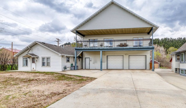 Garage-40` Balcony-Spacious-Walk to Main-Firepit