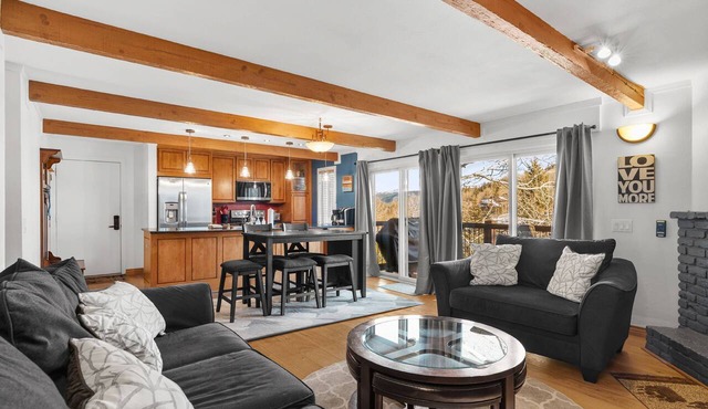 Gorgeous Mountain Views! Balcony, W/D, Gas FP, Parking, Walk/Shuttle to Trails, Pool & Hot Tub