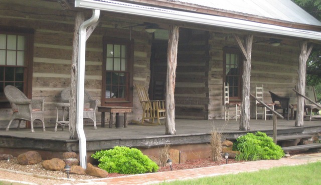 Granbury Log Cabin - East Cabin - Two seperate cabins under one roof