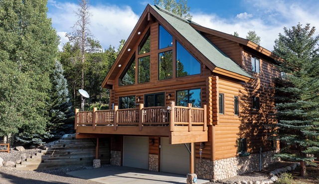 Granby 5BR, 5 Bath home, VIEWS!, HOTTUB, + FIREPIT!