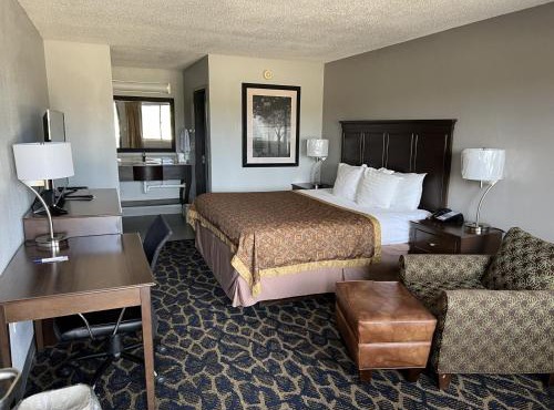 Greenlight Inn & Suites St James