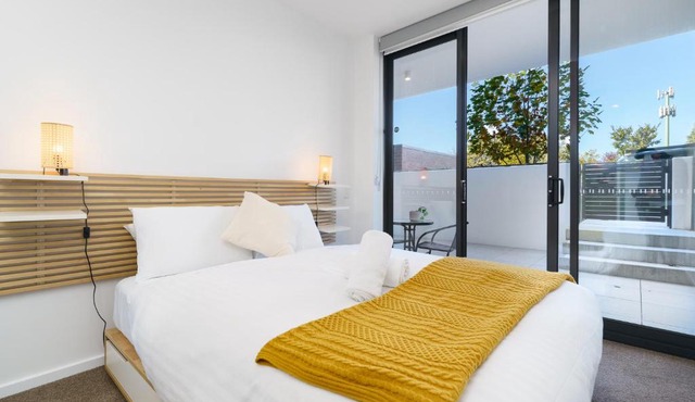 Griffith Apartment - Prime Location, Courtyard, Gym