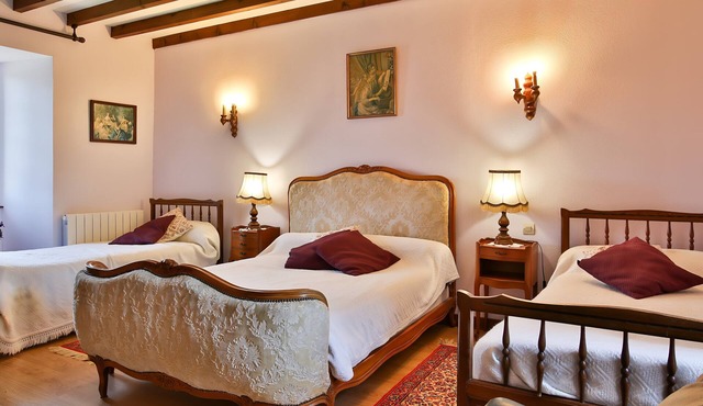 Guest Rooms in a Manor with Shared Terrace and Garden, Wi-Fi Included