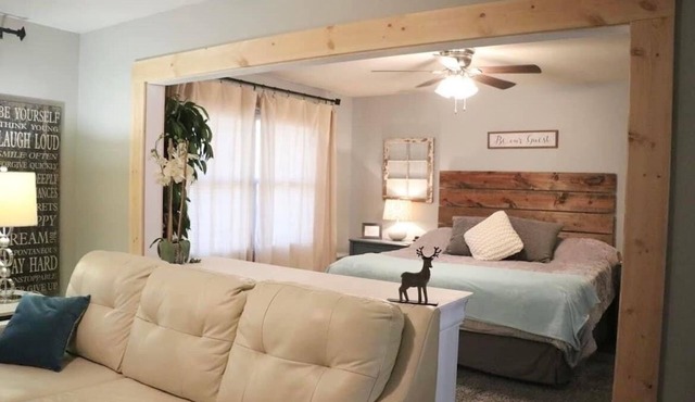 Guest suite sleeps 19 with 7 bedrooms just 10 miles from the U of I!