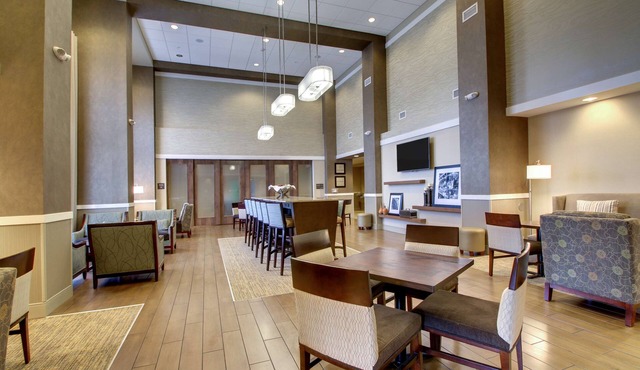 Hampton Inn & Suites Milwaukee West