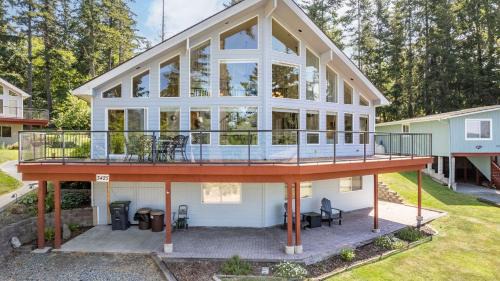 Harborview Getaway by AvantStay
