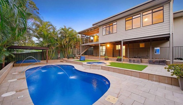 Harrys @ Shelly Beach - family home with pool