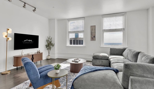 HEB703 Beautiful Downtown Fort Worth Condo w/Gym&Parking by Traveller's Comfort
