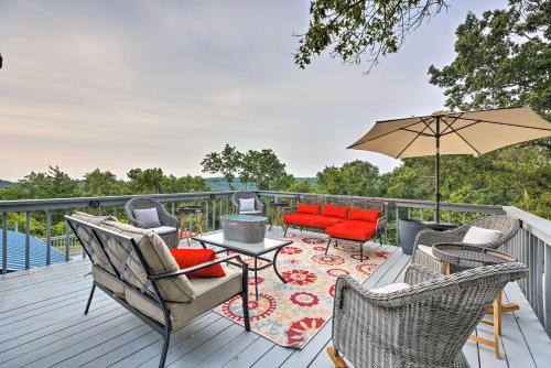 'Hilltop Hideaway' Branson Home w/Trampoline!