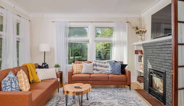 Historic Appleton Mansion-Sleeps 13 & Free Parking