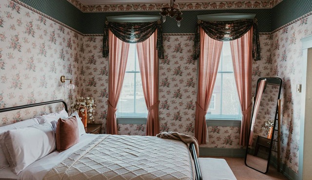Historic District - Vintage Charm - Opal Suite