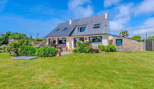 Holiday Home 'Maison Avec Spa À 700m De La Plage' with Private Terrace, Private Garden and Wi-Fi