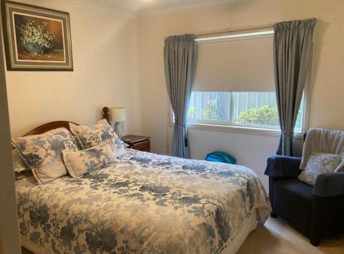 HOSTS offer HOME STAY on HIGH Queen Bed -Private Home -Private Bathroom