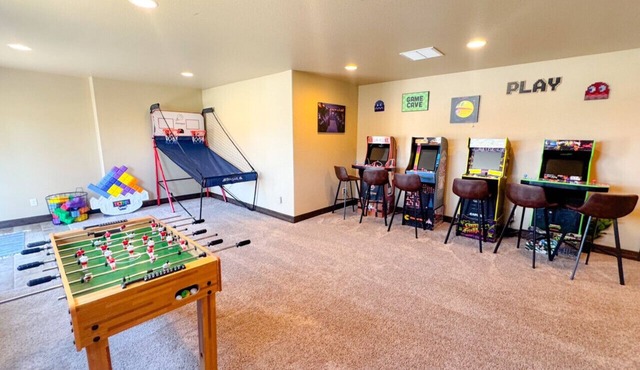 Hot Tub | Arcades | Bunk Room | Peaceful Retreat!
