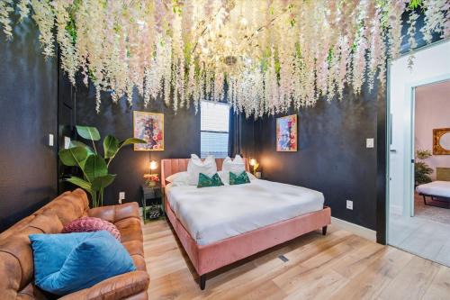 Houston's Downtown Bloom House - Spacious Floral Escape for Groups