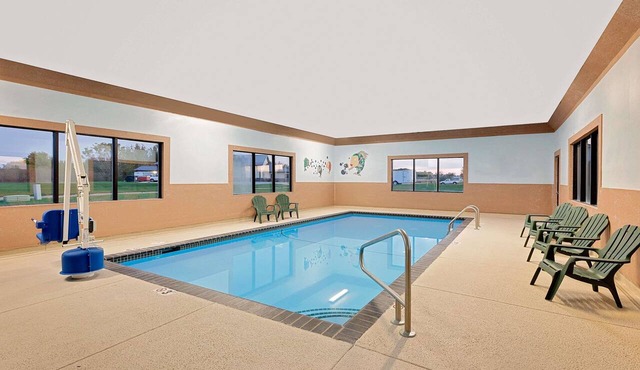 Howard Johnson by Wyndham Waterloo/Cedar Falls