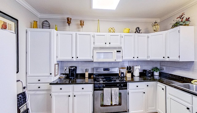 Inviting duplex with full kitchen, patio, central AC, & W/D