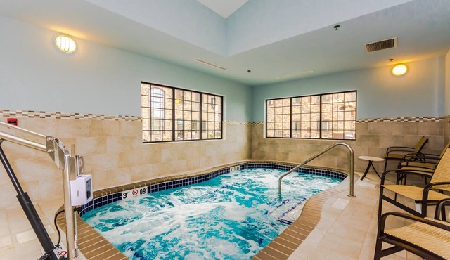 King Bed! Free Breakfast. Indoor Pool & Hot Tub. 15 Min Walk to University of North Dakota.