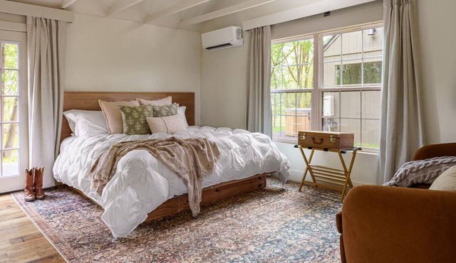 King bed, full-size bunks, dining table, cedar Ofuro hot tub on lake-facing deck