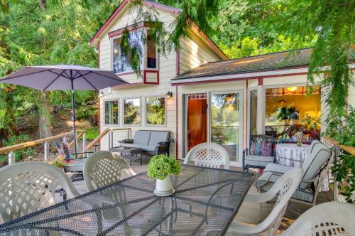 Lakefront Snohomish Cottage w/Private Dock!