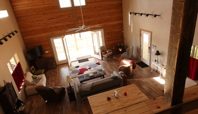 Lakeside luxury cabin on 125 acres. 20 min to MSU - Sleeps 6