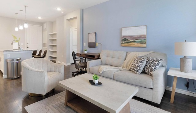 Landing | Chic 2BD, Gym