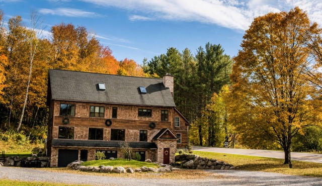 Large family lodge w/hot tub, sports Game room, gaming room, and pet friendly!