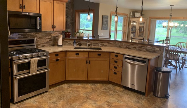 Large Ranch Style Home- 2 minutes to EAA & Oshkosh Attractions!