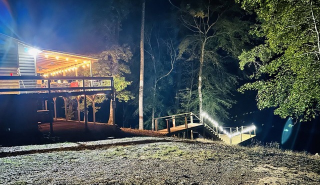 Large Riverfront family cabin. Within minutes of Diamond Mine and lake