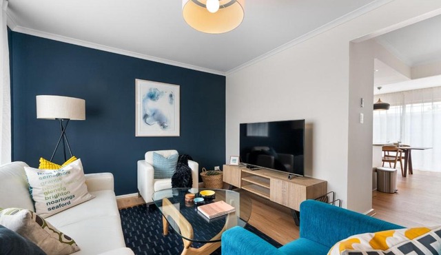 Largs Bay Stay - Relaxed Beachside Retreat with BBQ