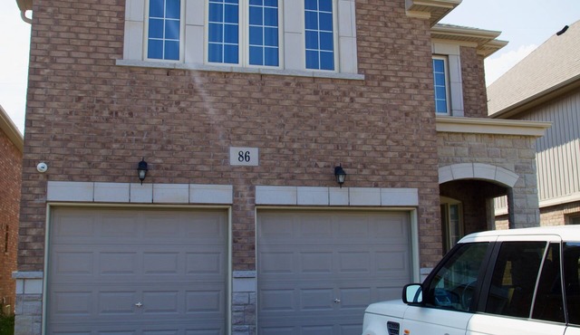 Lavishly furnished duplex. 4 bedrooms, 4 washrooms, accommodates up to 8 people