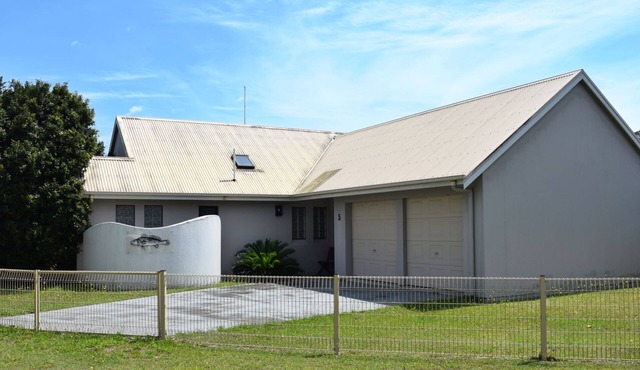 Lazy Choose-Day is a delightful three-bedroom holiday home in the heart of picturesque Hat Head.