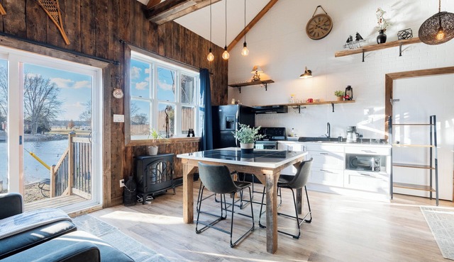 Le Héron Eco-Rustic Chalet with Waterfront Terrace and Spa in Pike River