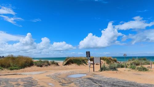 Les Sables, cozy cottage with stunning sea views