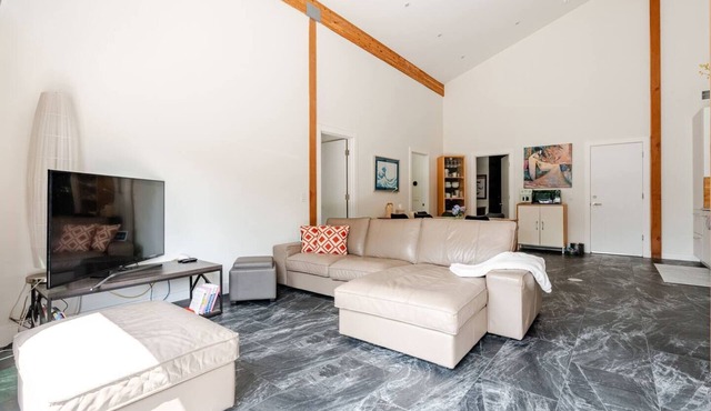 Light & Bright 2BR - 2Baths, Fenced Garden, WIFI, Pet friendly, July 20-31 %