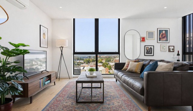 Light-Filled Artistic Retreat