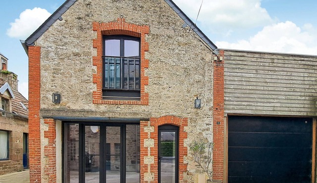 Lovely home in Saint-Vaast-la-Hougue with WiFi