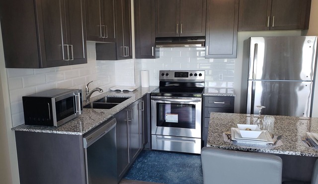 Luxurious Condo Apt 2BRs+1BAs+1Office, w. parking