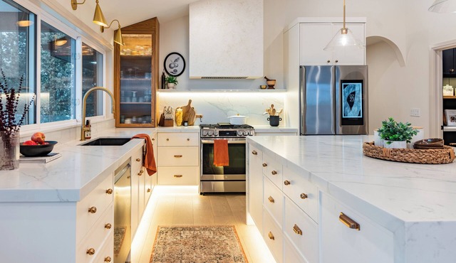 Luxury Designer White House Retreat w/Hottub, 20 mins from downtown Hamilton