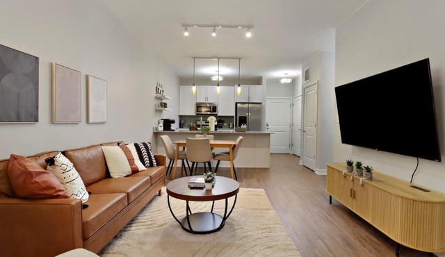 Luxury DT Elmhurst - Pool, Gym, Parking, King Bed