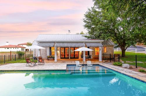 Luxury Golf Course Private Retreat with Heated Swimming Pool