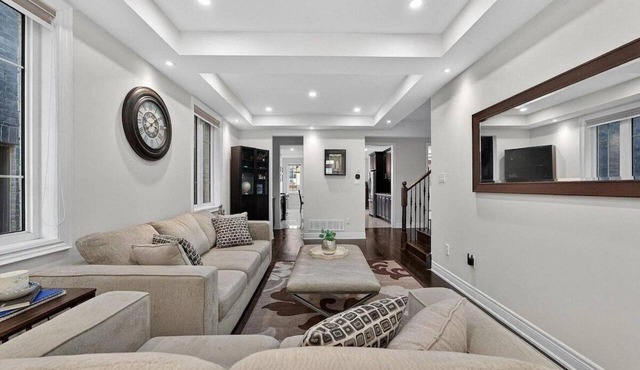 Luxury House, Bright & In Beautiful Neighbourhood!