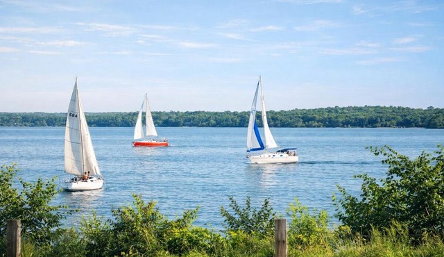 Luxury Lakeview Stay with Jacuzzi in Downtown Barrie