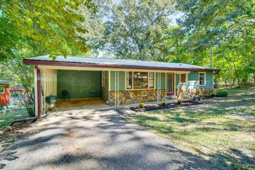 Mammoth Spring River Retreat: Family Gem, Big Yard