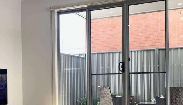 Modern 3BR Townhouse Near Shopping & CBD